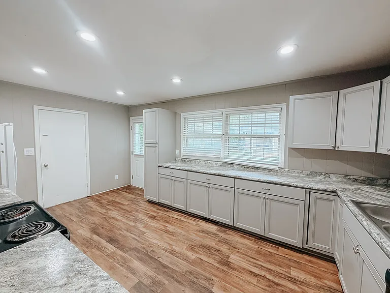 1408 Clayton Ct — Photo 3