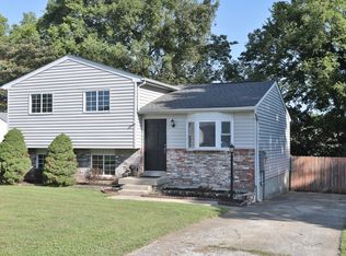 5013 Woodsend Rd, Louisville, KY 40229