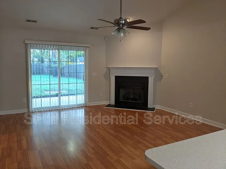 514 Foxwood Ln — Photo 3