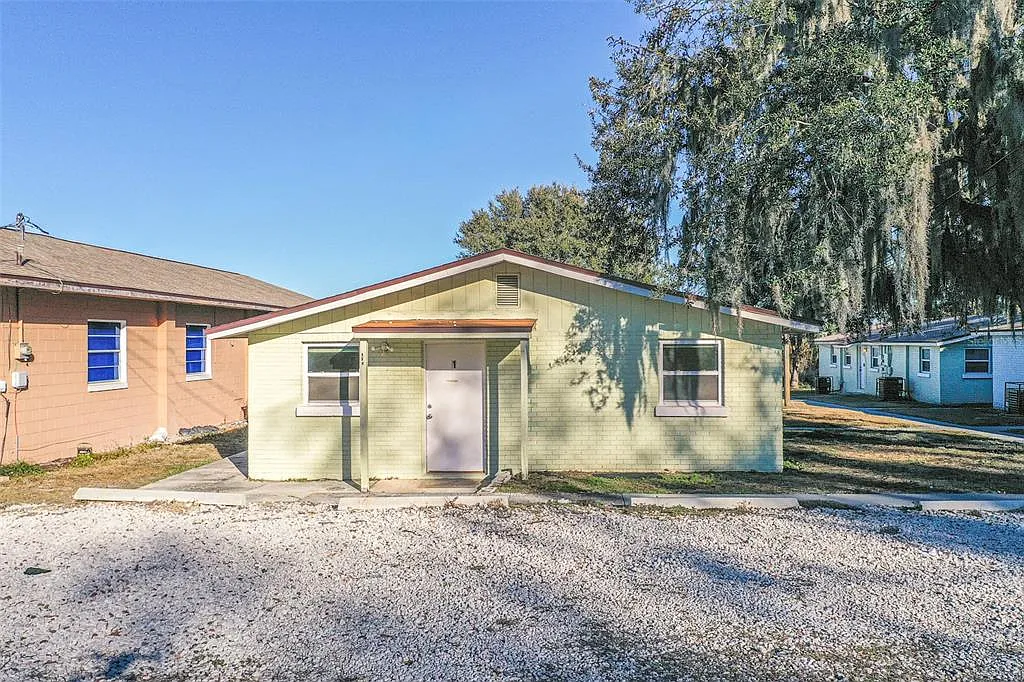 2 bed, 1.0 bath, 900 sqft, $1,200 — Photo 1
