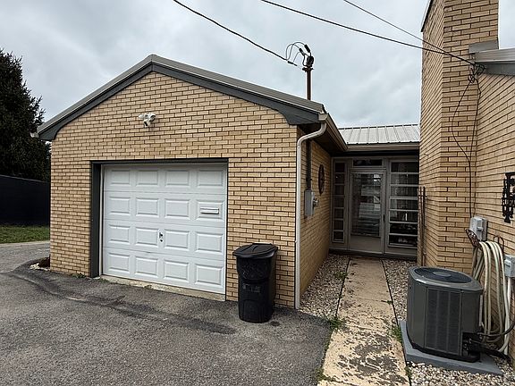 4th image of 421 Newton St