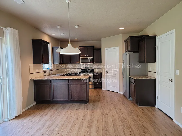 533 Jordan Ln — Photo 4