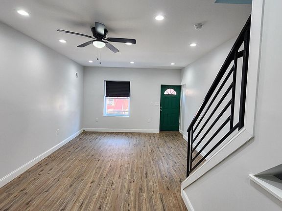 3rd image of 1420 W Mayfield St