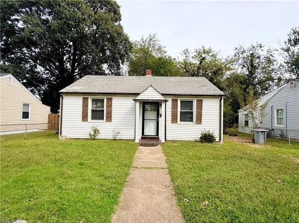 6 Crestwood Cir, Hampton, VA 23669