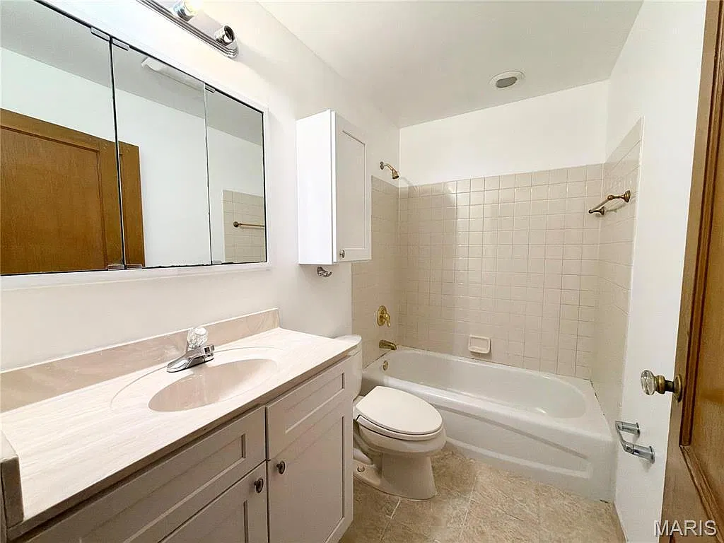 2 bed, 1.0 bath, 768 sqft, $1,395 — Photo 2