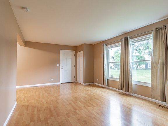 4th image of 225 Winfield Ct