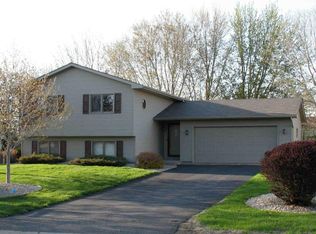 7054 Sherwood Rd, Woodbury, MN 55125