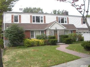 31 Coolidge Ave, Roslyn Heights, NY 11577