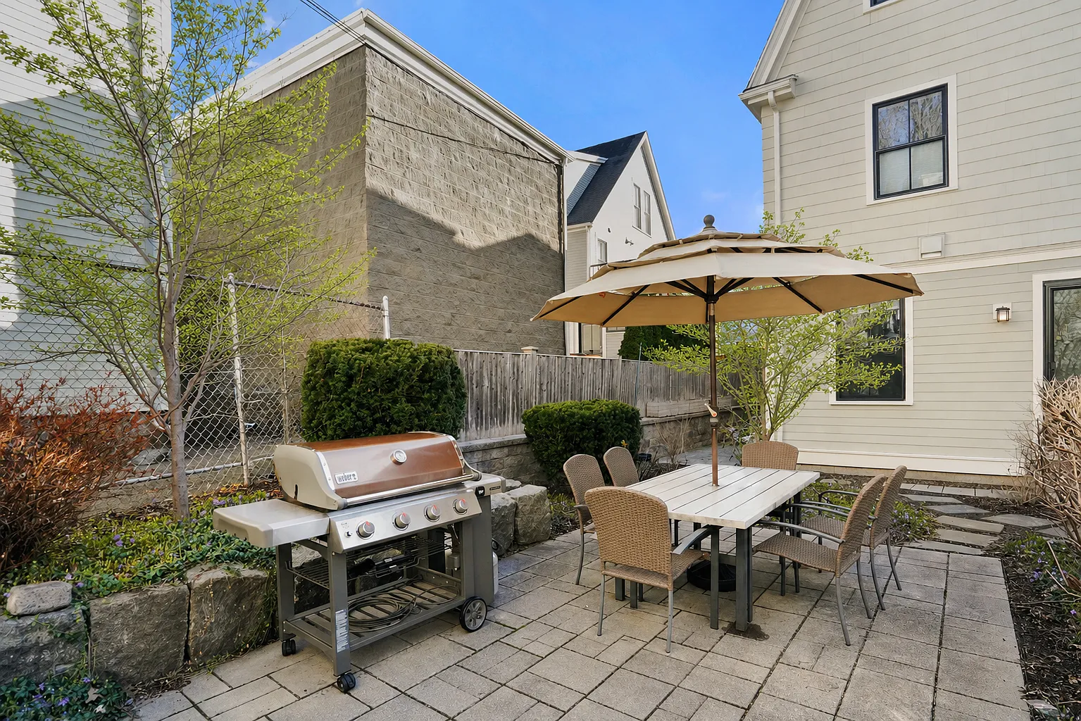 4 bed, 2.5 bath, 1643 sqft, $5,200 — Photo 4