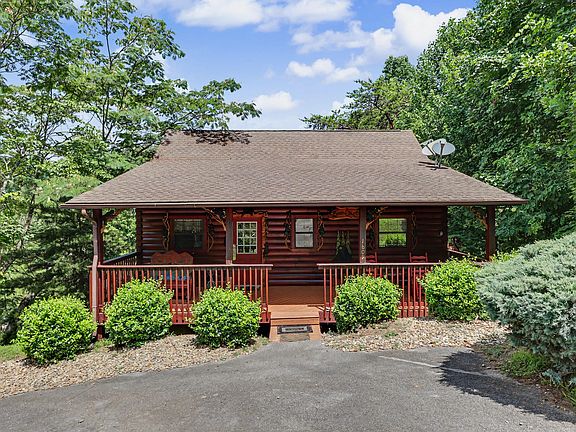 2nd image of 1609 Pinewood Way