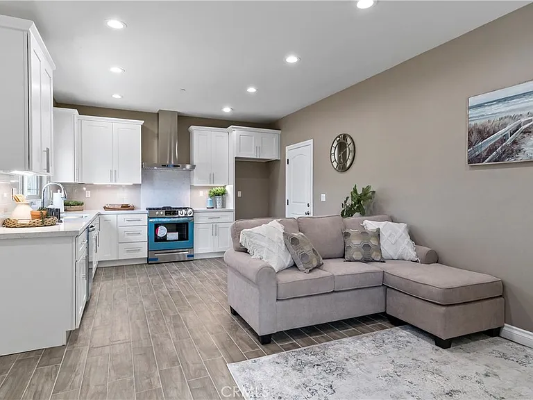 14102 Edwards — Photo 4