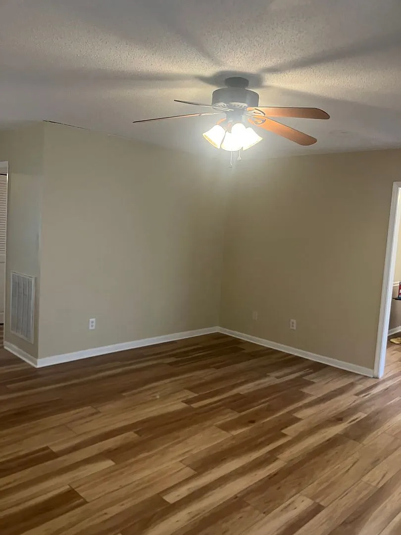 Renovated 3 bedroom — Photo 4