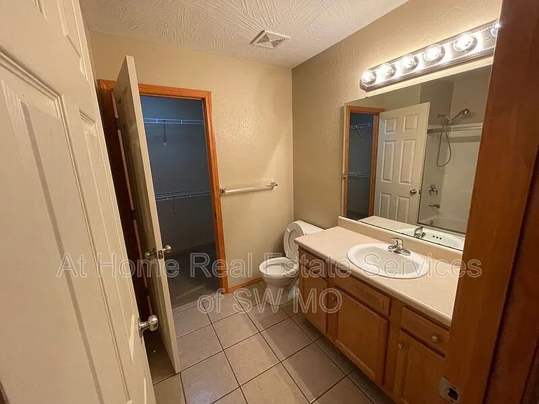 933 N Madison Ave — Photo 8