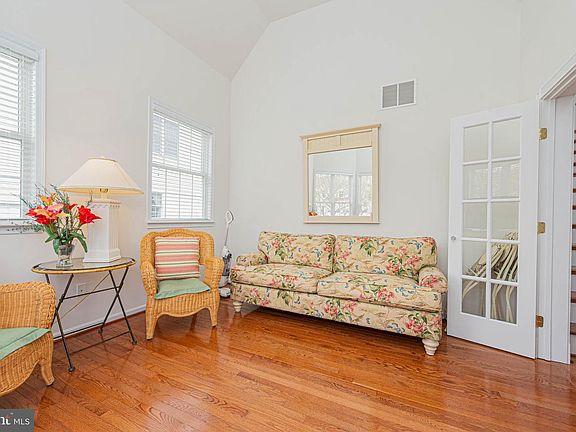 4th image of 38358 Virginia Dr