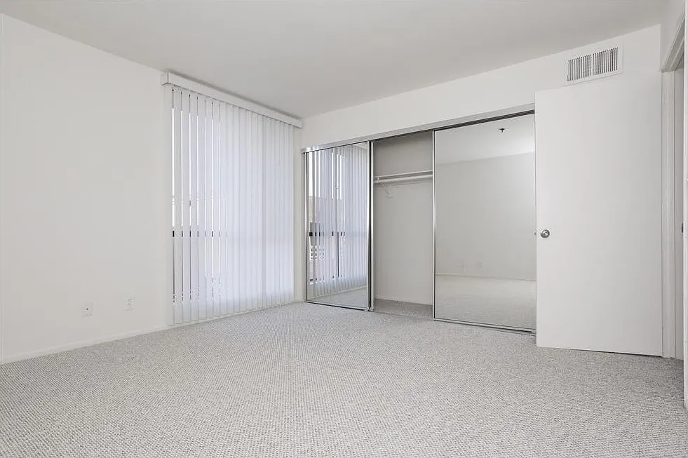 Parklane — Photo 3