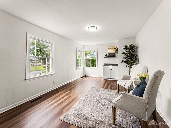 4th image of 3757 Detroit Ave