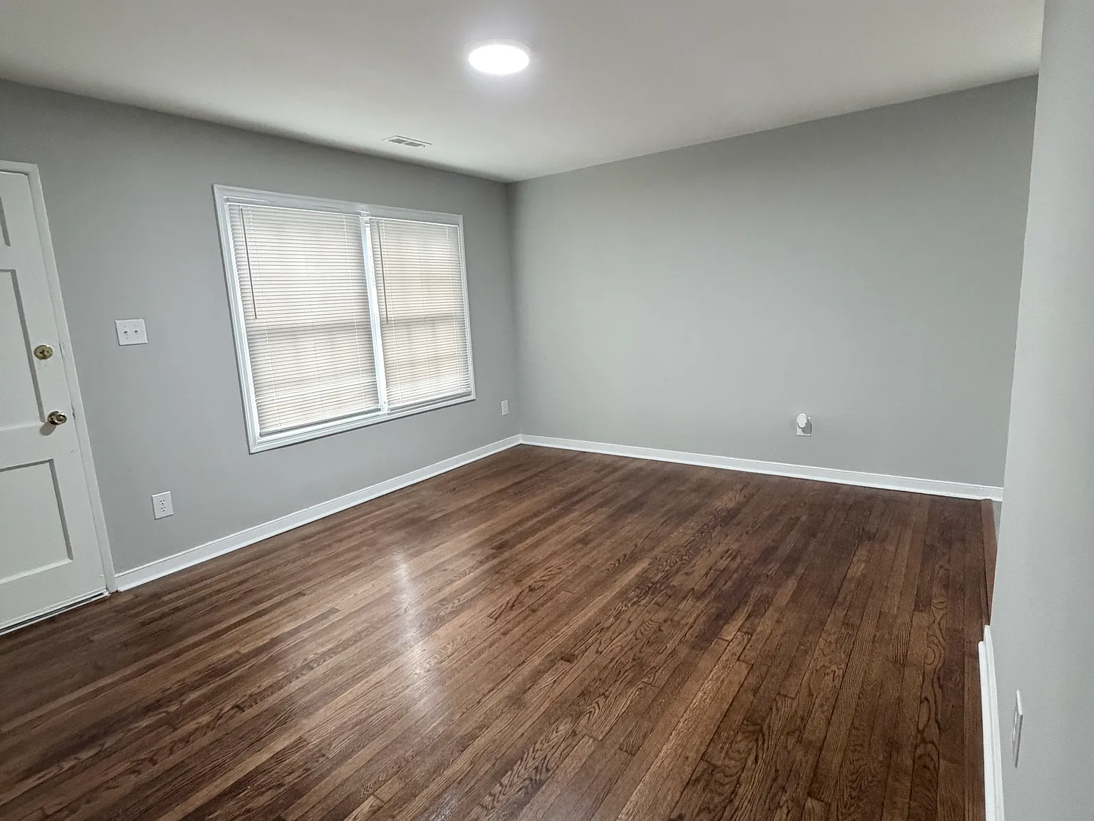 3 bed, 894 sqft, $2,300 — Photo 2