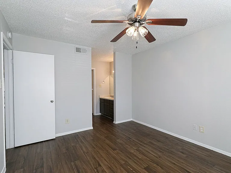 City Crest Apartments — Photo 147