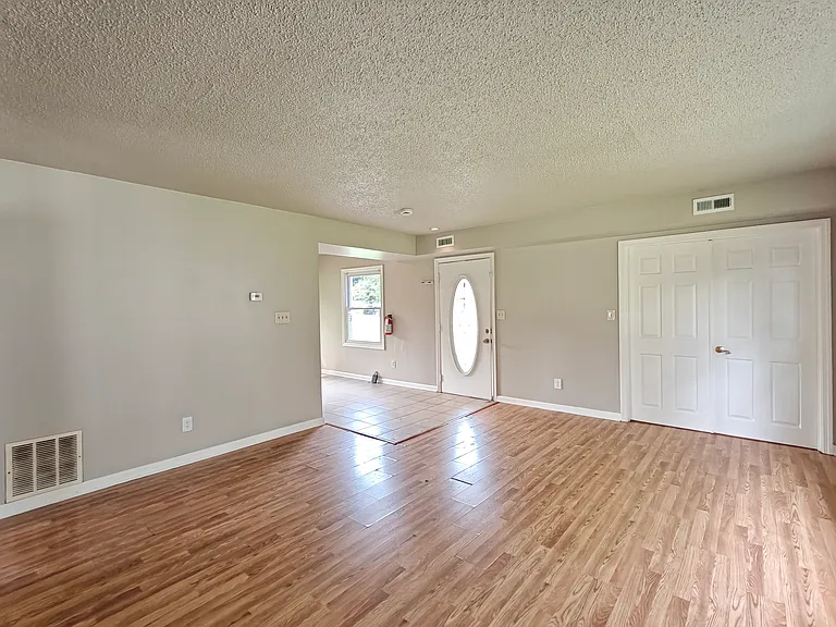75 Mainbridge Ln — Photo 6