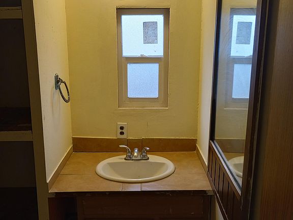 4th image of 216 W Curtis St #34