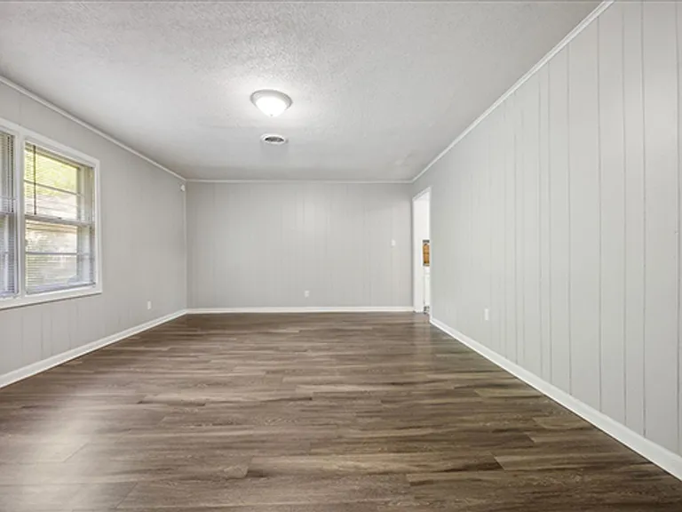 2048 Whitney Ave — Photo 13