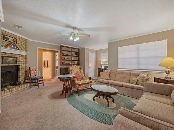 4th image of 4009 Woodcrest Dr