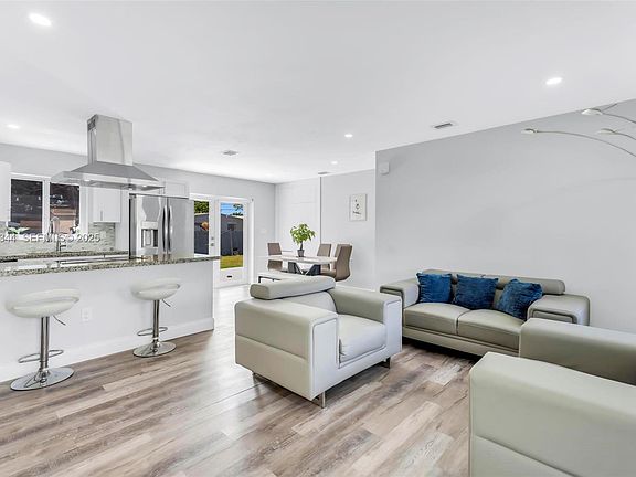 3rd image of 330 N 70th Ave
