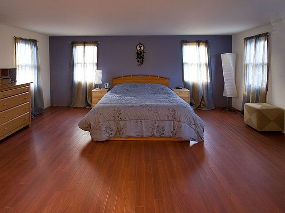 Bedroom (2nd floor)