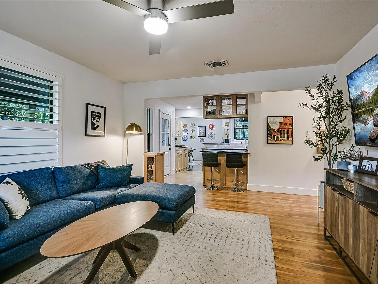 3 bed, 2.0 bath, 1678 sqft, $3,200 — Photo 3