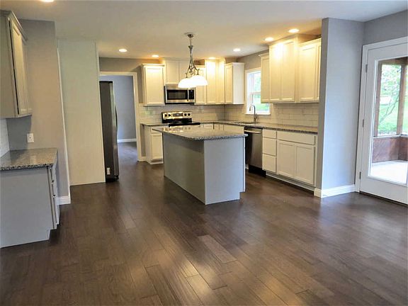 4th image of 5407 Hillside Ln