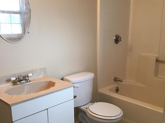 3rd image of 420 Wellington Ave APT 2A