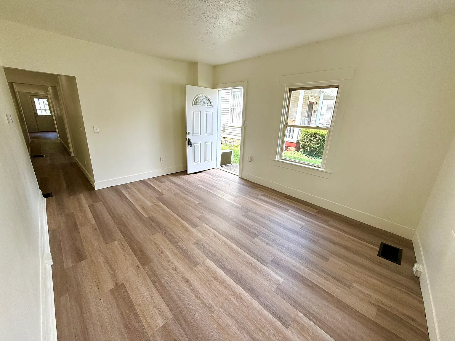 445 E Silver St — Photo 3