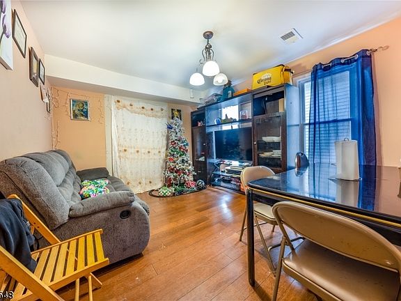 5th image of 343 Alden St