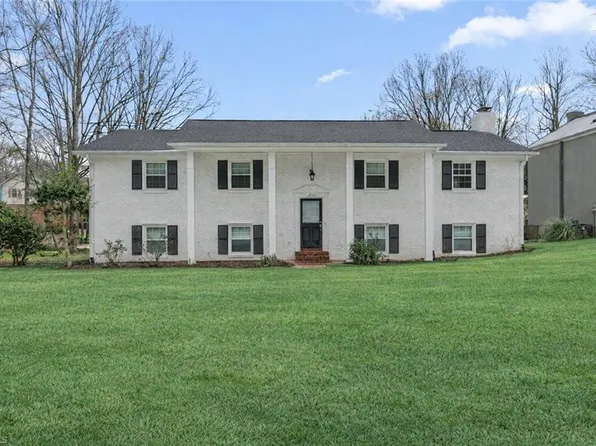 1204 Pebble Dr, Greensboro, NC 27410