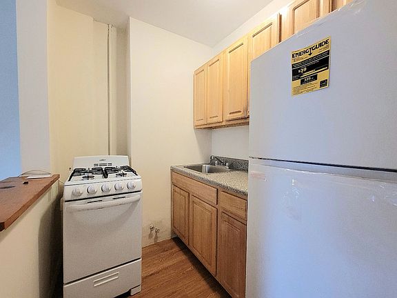 3rd image of 130 E 4th St APT 4