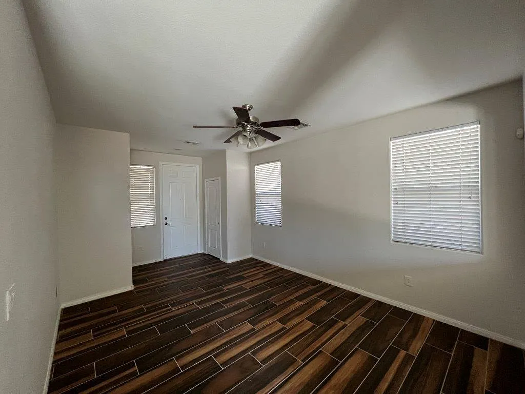 4 bed, 2148 sqft, $2,200 — Photo 4