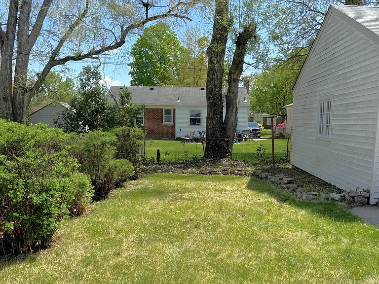 9928 Roseland St — Photo 17