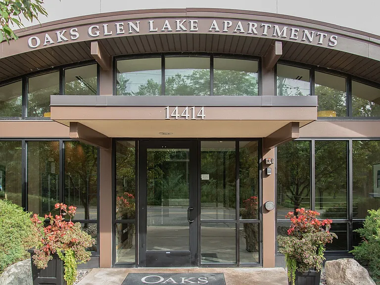Oaks Glen Lake Apartments — Photo 18