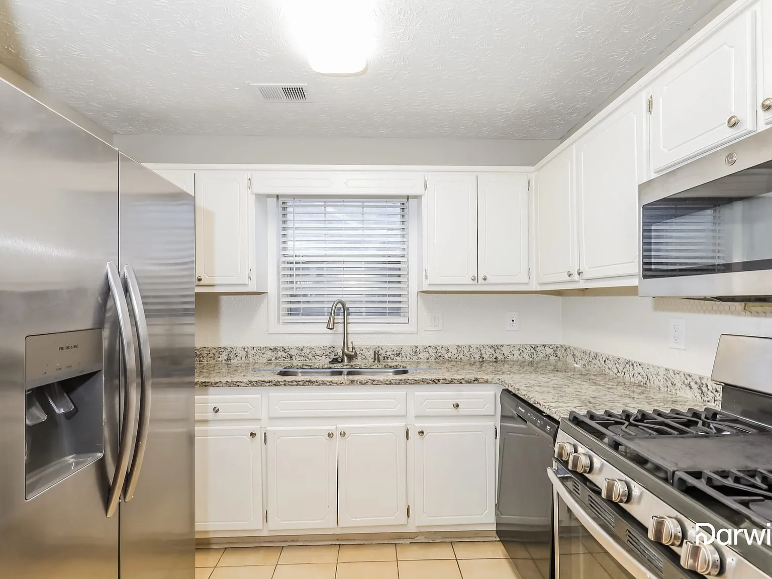 3 bed, 2.0 bath, 1479 sqft, $2,299 — Photo 2