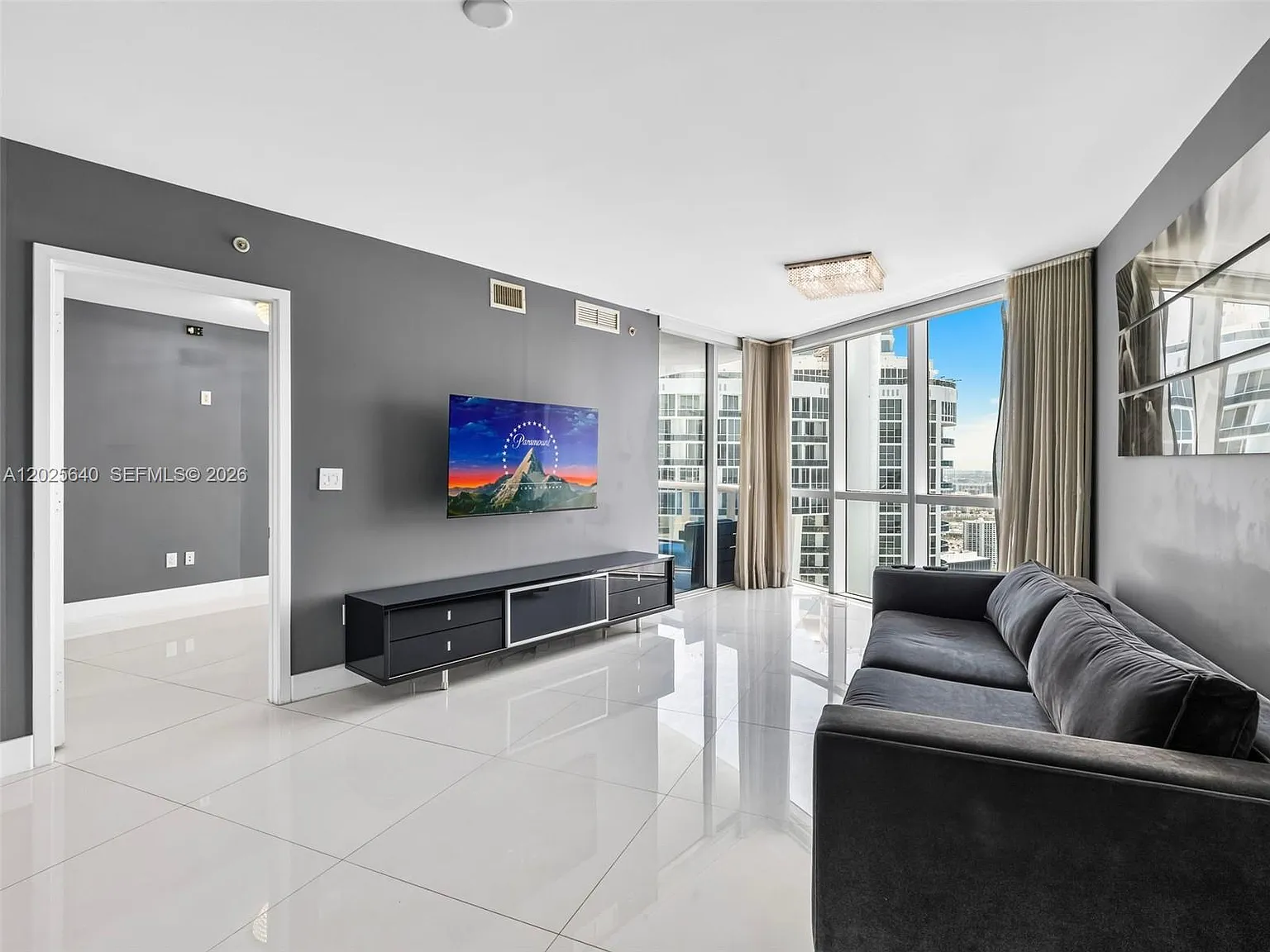 Trump Royale Condo — Photo 1