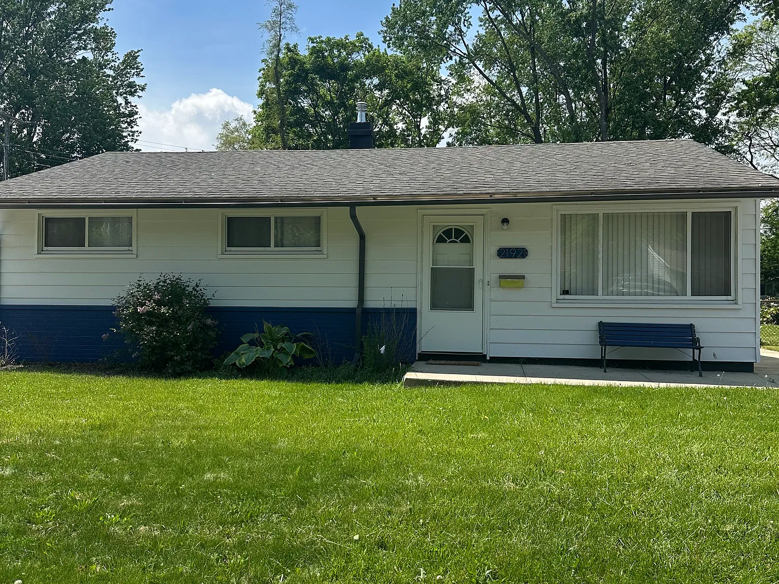 3 bed, 912 sqft, $1,500 — Photo 1