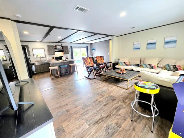 141 Canal Dr, Pointblank, TX 77364