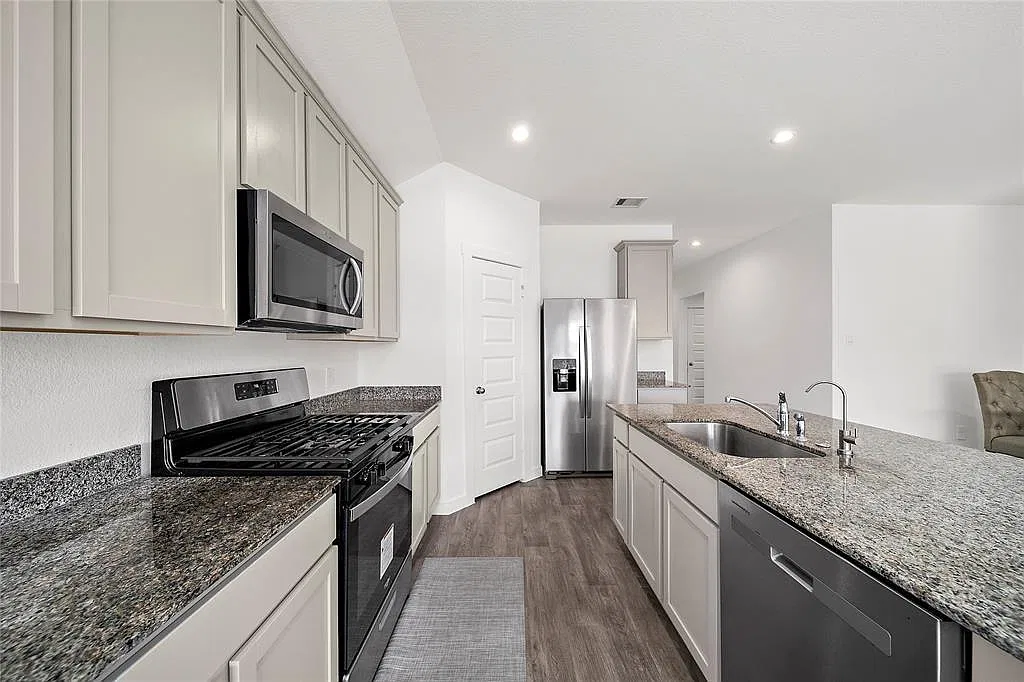 3 bed, 2.0 bath, 1818 sqft, $2,100 — Photo 3