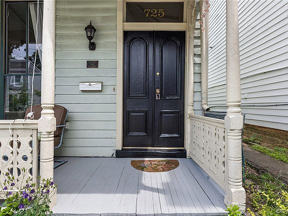 2nd image of 725 W 22nd St