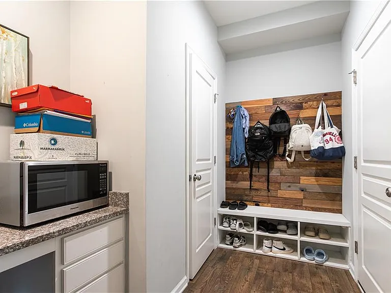 302 Pebblestone Ln — Photo 4