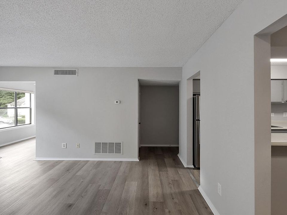 Living room area, view from entrance