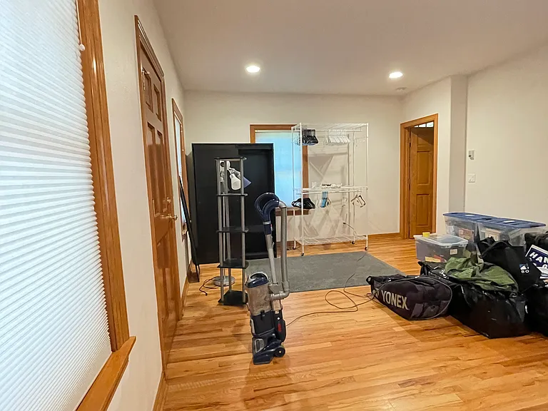 560 University Ave — Photo 17