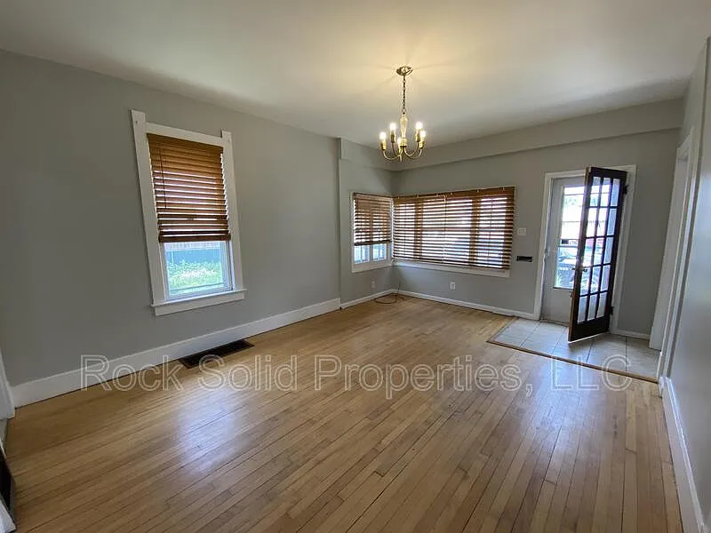 3 bed, 1.0 bath, 936 sqft, $1,595 — Photo 4