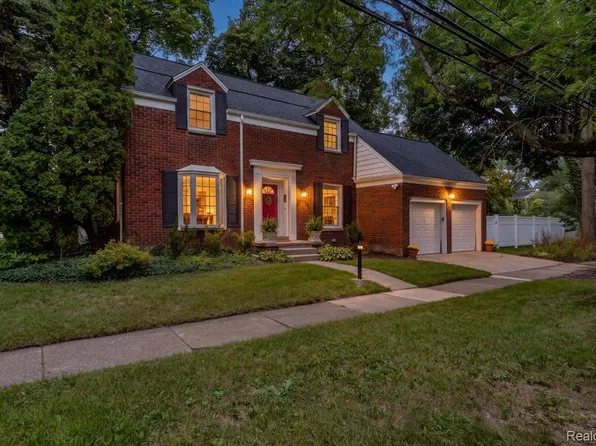 27250 Santa Barbara Dr, Lathrup Village, MI 48076
