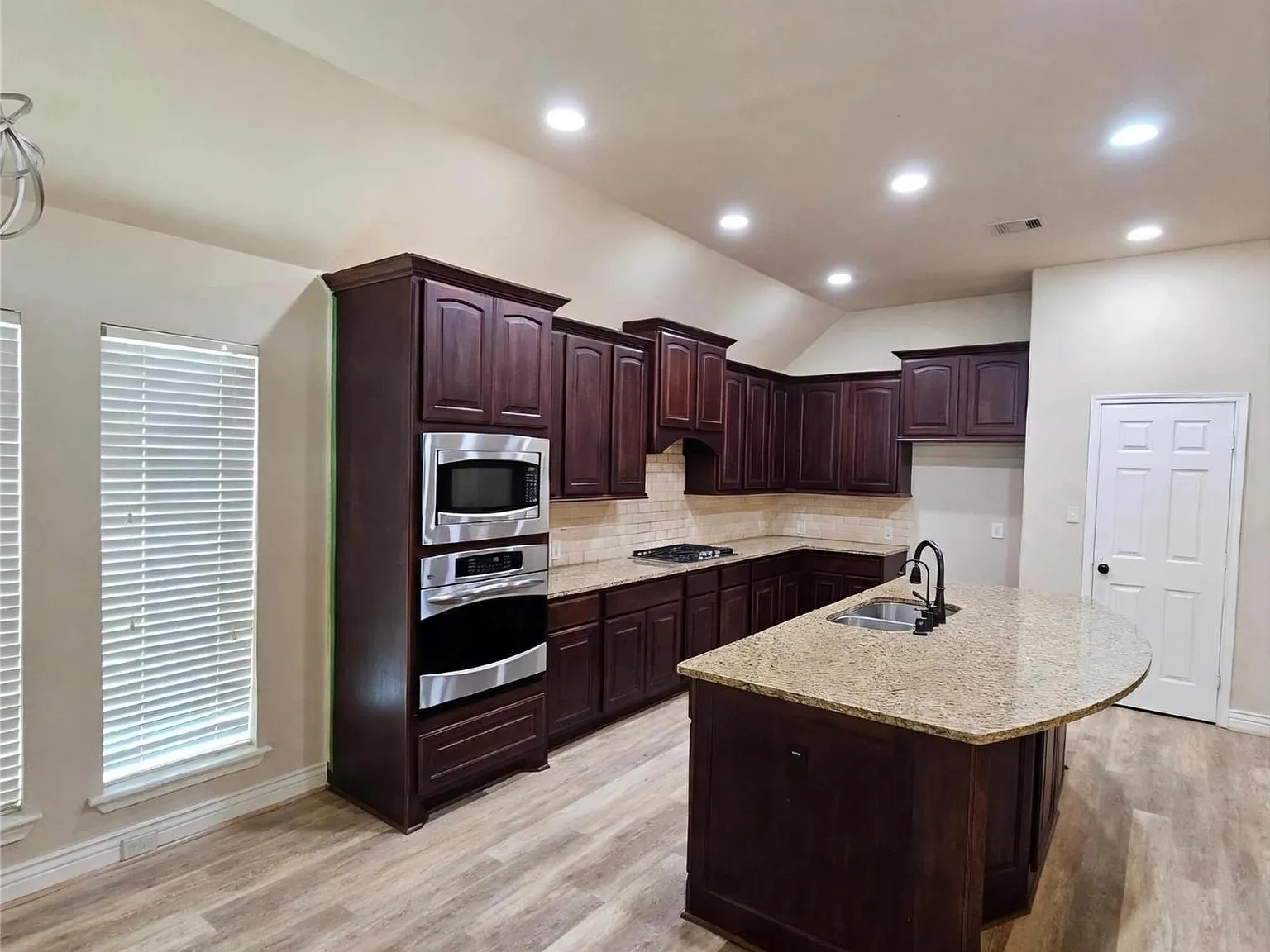 4 bed, 3.5 bath, 3060 sqft, $3,250 — Photo 3